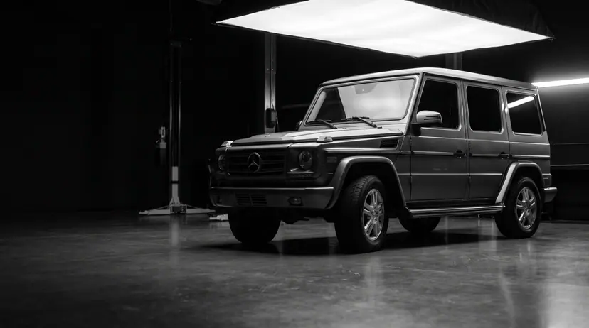 Servis atölyesinde duran grafit renkli Mercedes-Benz G Serisi arazi aracı